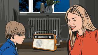 Ema ja laps kuulamas patareidega raadiot