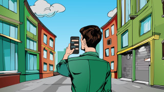 Mees hoiab käes telefoni, kuhu on laekunud ohuteavituse teade.